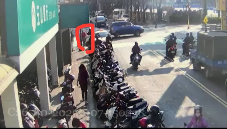 張女擔任車手取款。警方提供