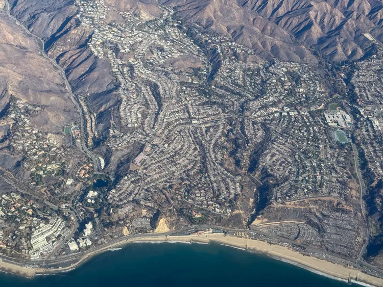 太平洋斷崖地區火勢已有65%受到控制，從空拍照片俯瞰，幾乎全是燒毀的民宅。路透社