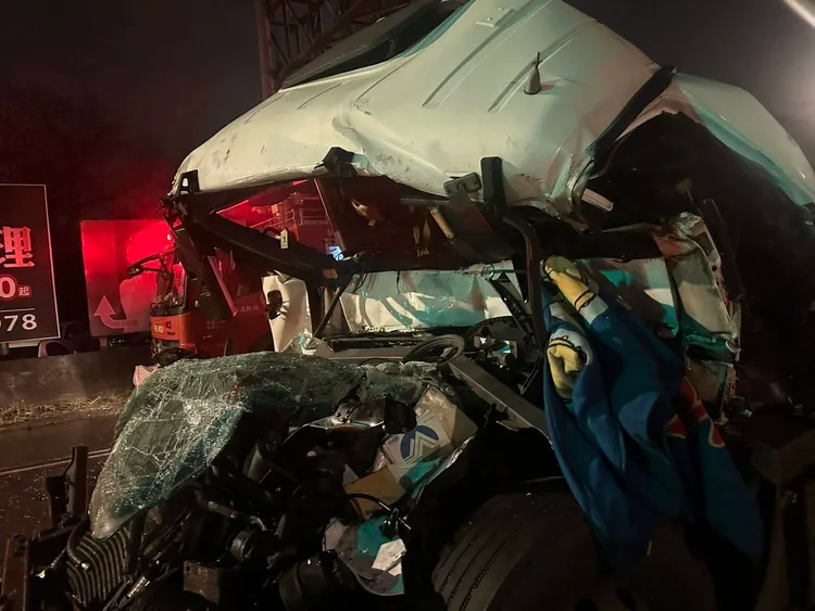 駕駛一度受困變形的車頭。大園警分局提供