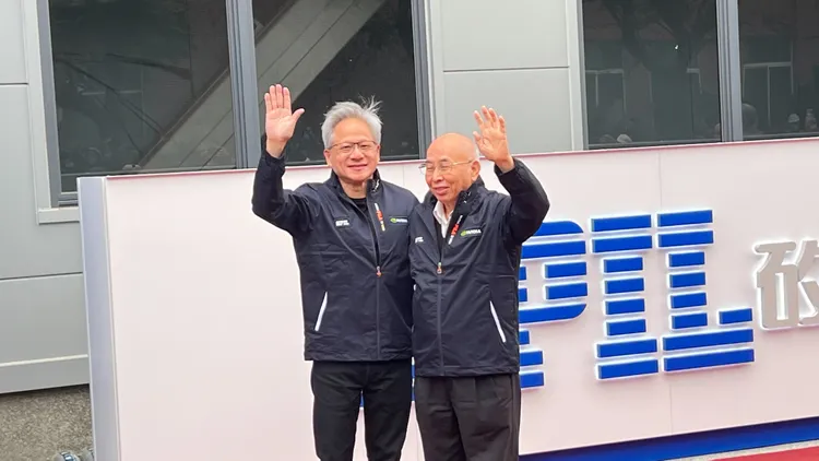 黃仁勳和矽品董事長蔡祺文向大家揮手致意。鮮明攝