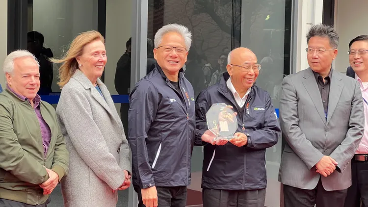 黃仁勳今天為矽品潭科廠揭牌。鮮明攝