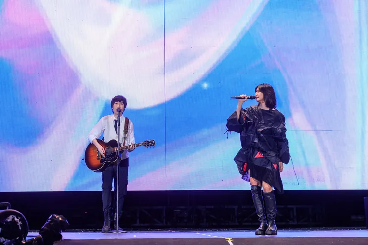 阿信（左）彈吉他與孫燕姿合唱《逆光》。圖／相信音樂提供