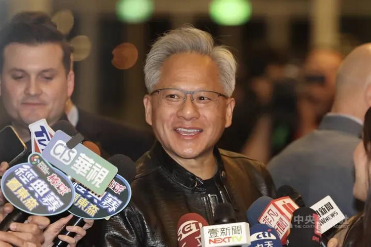 輝達（NVIDIA）執行長黃仁勳17日晚間在台北南港展覽館結束代工廠緯創尾牙行程，隨後趕往輝達台灣分公司尾牙，開心問大家今天剪的髮型好不好看。中央社