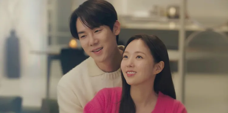 《現在撥打的電話》第11集虐翻觀眾，結尾想像戲終於撒糖，柳演錫（後）熊抱蔡秀彬。翻攝Netflix