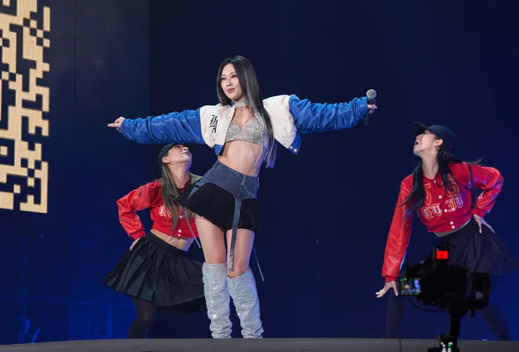 琟娜又唱又跳。谷優娛樂提供