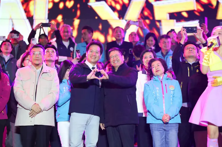 楊文科與邱臣遠率現場民眾倒數迎接2025年。新竹縣府提供