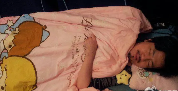 黃國倫寵妻，睡在「雙星仙子KikiLala」的被子中。寇乃馨提供