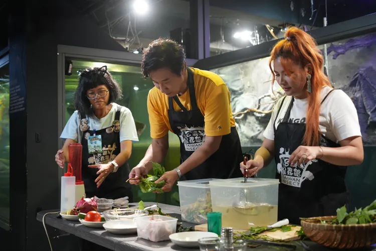 型男主廚始祖陳鴻（中）日前不教烹飪，而是為爬蟲類動物準備晚餐。公視台語台提供