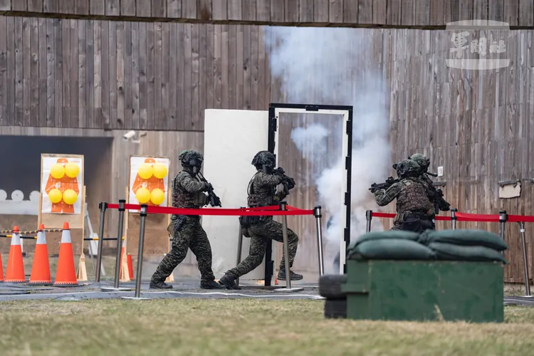 海陸特勤隊使用9公釐口徑的MPX 衝鋒槍進行實彈射擊。軍聞社提供