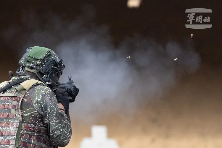 海陸特勤隊使用9公釐口徑的MPX 衝鋒槍進行實彈射擊。軍聞社提供