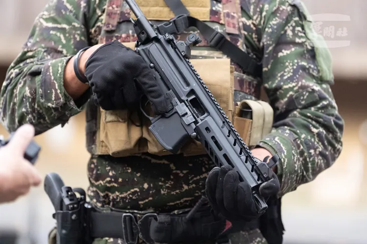 海陸特勤隊使用9公釐口徑的MPX 衝鋒槍。軍聞社提供