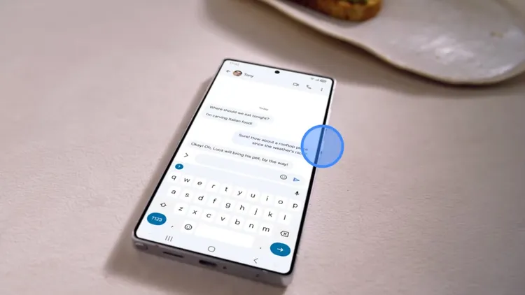 機身側邊按鍵可以快速喚醒Gemini。翻攝Evan Blass影片