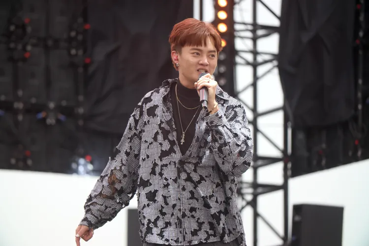 許富凱上台演唱現場如癡如醉。緯來提供