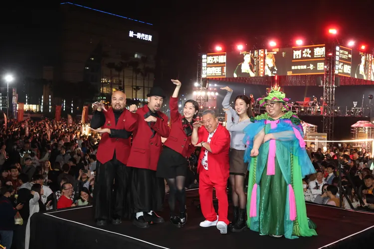 主持群和評審群在台上開心合照。緯來提供