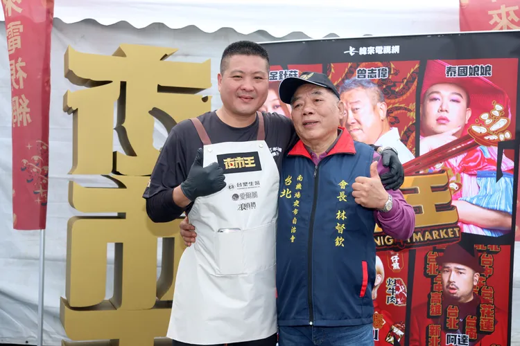 南機場管委會會長林督欽（右）和花蓮管委會小助手黃家明合影。緯來提供