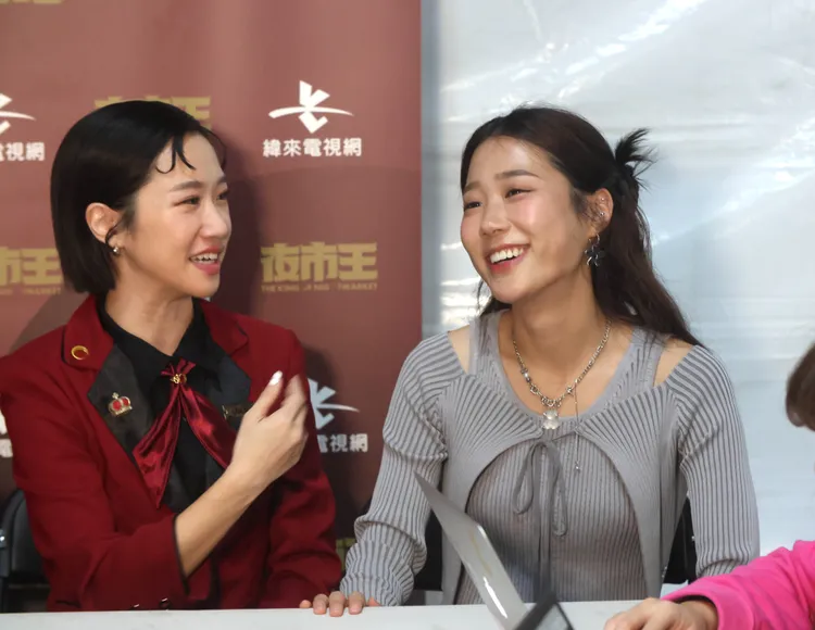 Lulu（左）拱金針菇預測冠軍。緯來提供