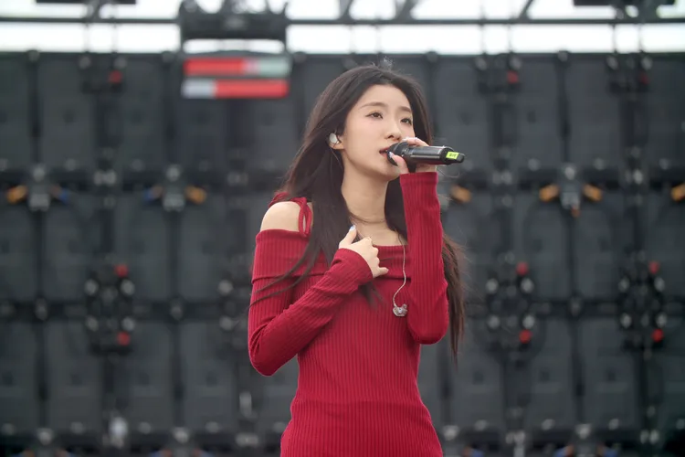 陳華獻唱。緯來提供