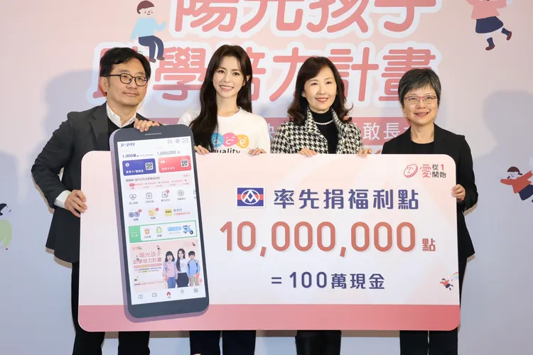 任容萱（左二）出席公益活動。莊宗達攝