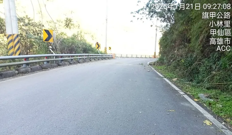 台29臨11線便道7.5K邊坡因地震出現大量落石，今晨已清理完畢。翻攝畫面