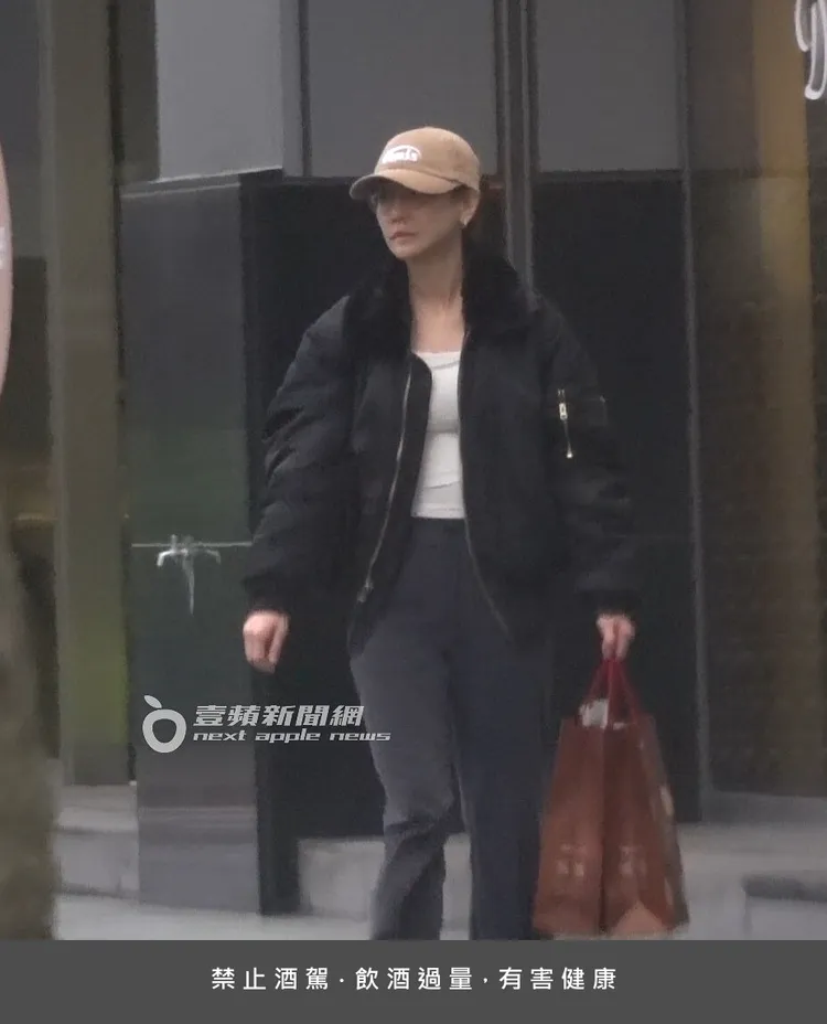 謝欣穎提著2大袋酒，看起來神情稍微落寞。特勤中心攝