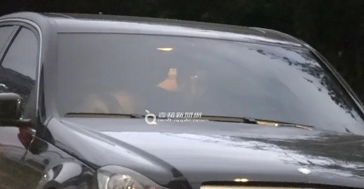 謝欣穎載著愛犬開車返回新家。特勤中心攝