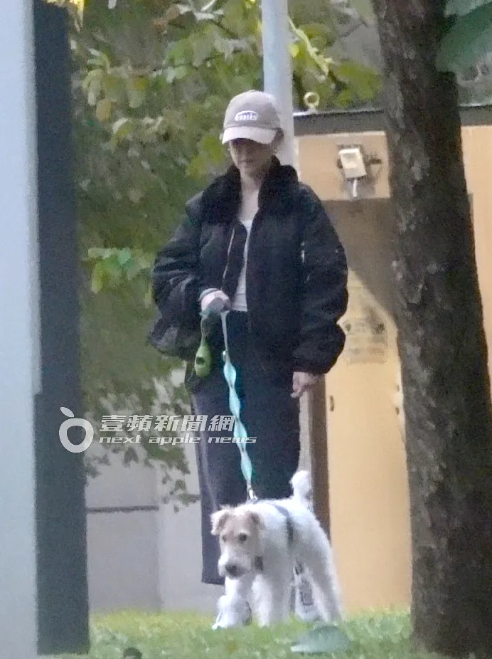 謝欣穎遛毛小孩Cooper療情傷，在公園繞了一大圈才準備離開。特勤中心攝
