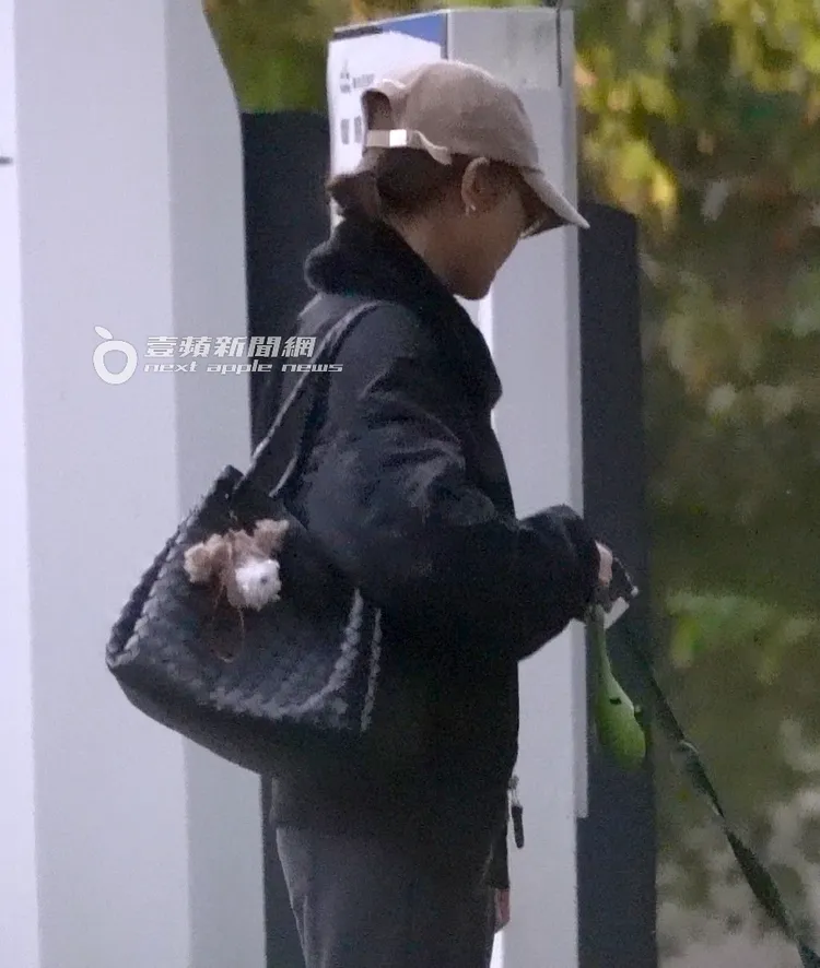 謝欣穎的隨身包包掛著Cooper的小吊飾，可見愛犬在她內心是多麼重要的存在。特勤中心攝