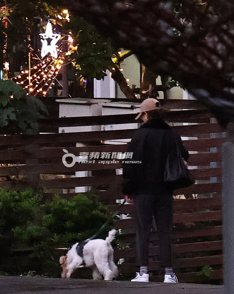 沿途Cooper好奇聞嗅，謝欣穎對狗兒子也十分有耐心，臉上不時露出笑容。特勤中心攝