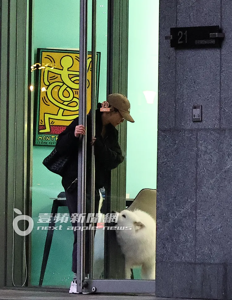 謝欣穎走進舊愛王柏傑家附近的寵物住宿美容店。特勤中心攝