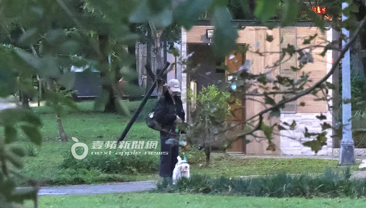 隨後，謝欣穎牽著Cooper在明美公園遛狗散步。特勤中心攝