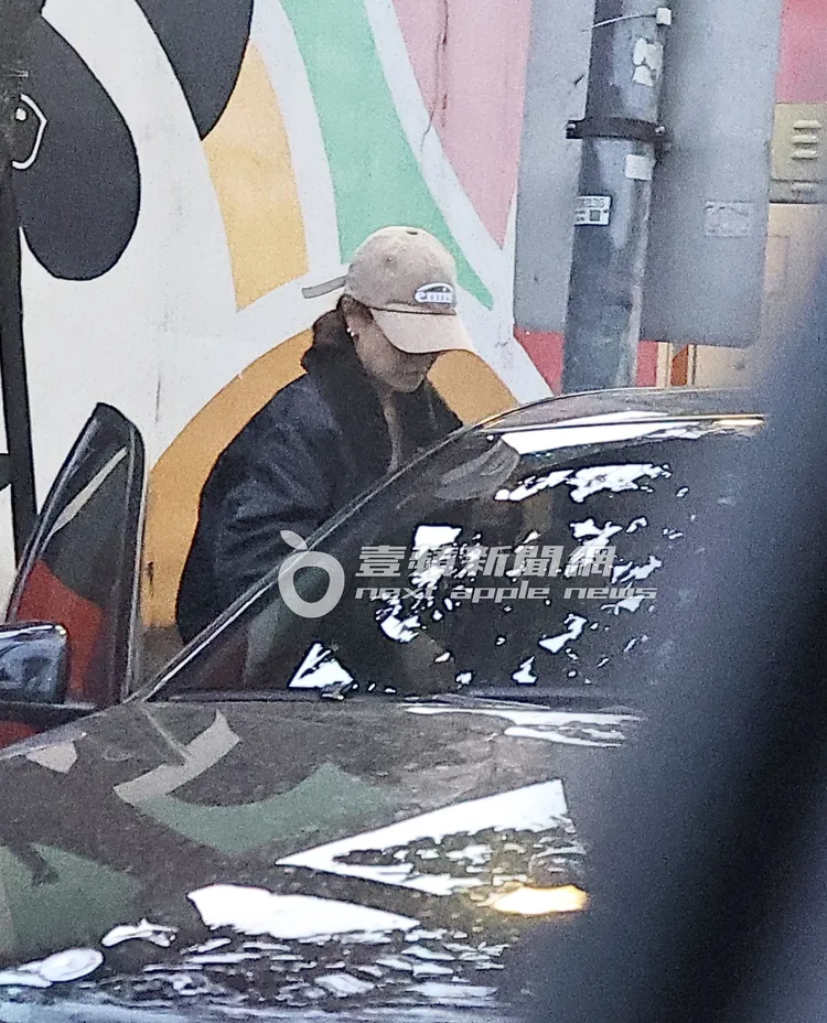 謝欣穎穿黑色毛絨外套、戴米色EMIS棒球帽、搭配白色合身上衣上車放東西。特勤中心攝