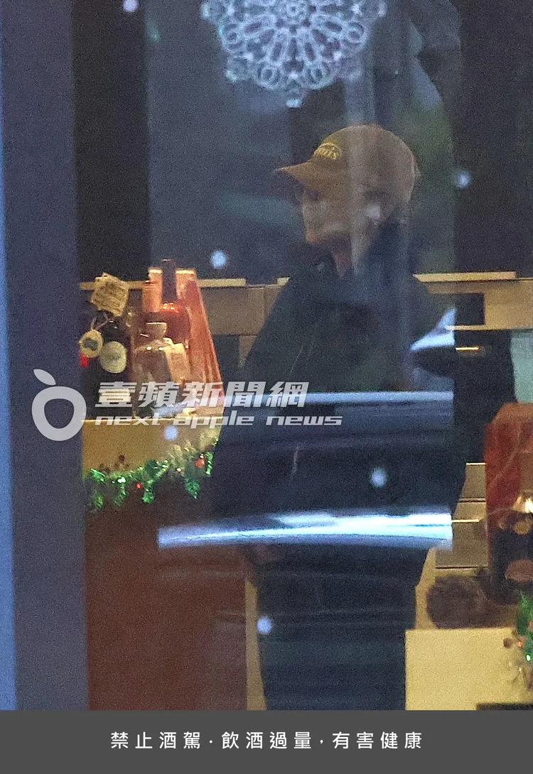 謝欣穎熟門熟路開車到內湖買酒網採購洋酒。特勤中心攝