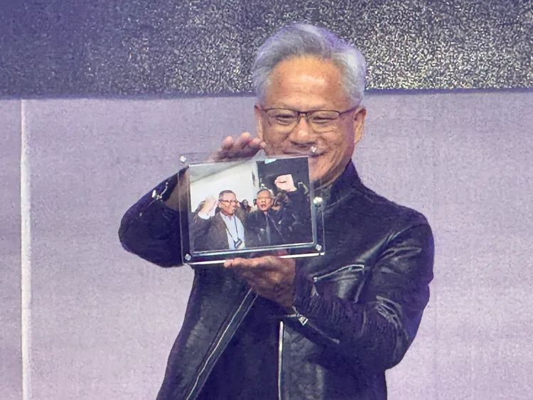 輝達執行長黃仁勳展示收到緯創董事長林憲銘贈送的兩人合照。呂承哲攝