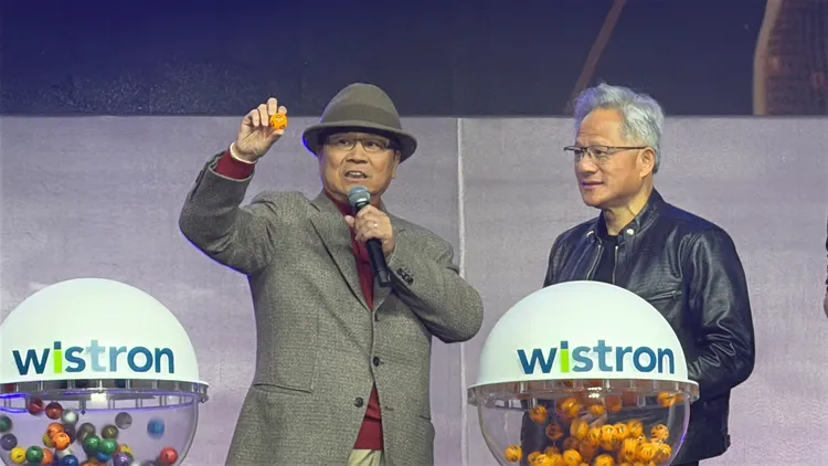 輝達執行長黃仁勳與緯創董事長林憲銘一同抽出加碼獎項。呂承哲攝