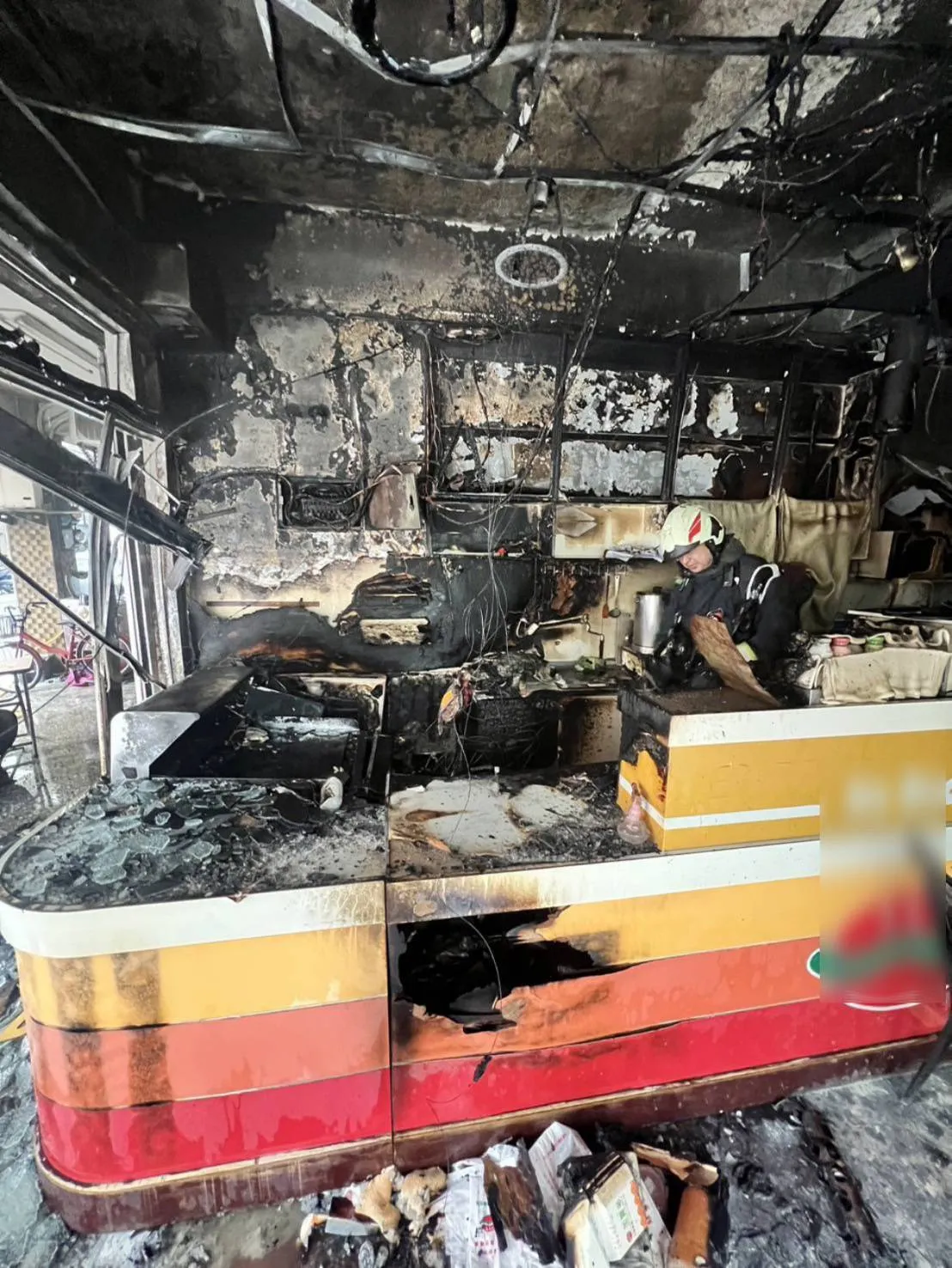 早餐店內一片燻黑。翻攝畫面