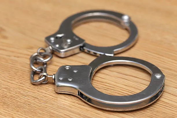 手銬屬於社維法所定「主管機關公告查禁之器械」，公然陳列、販賣可處3日以下拘留或新臺幣3萬元以下罰鍰。翻攝Pixabay