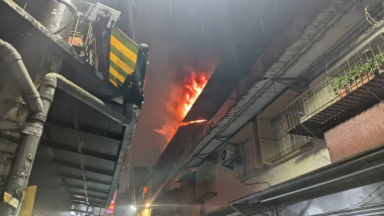 基隆公寓凌晨惡火，重聽老翁燒成焦屍。翻攝照片