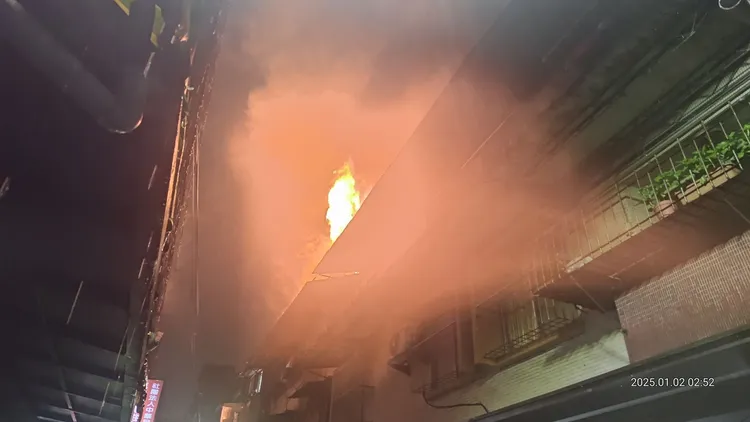 基隆公寓凌晨惡火，重聽老翁燒成焦屍。翻攝照片