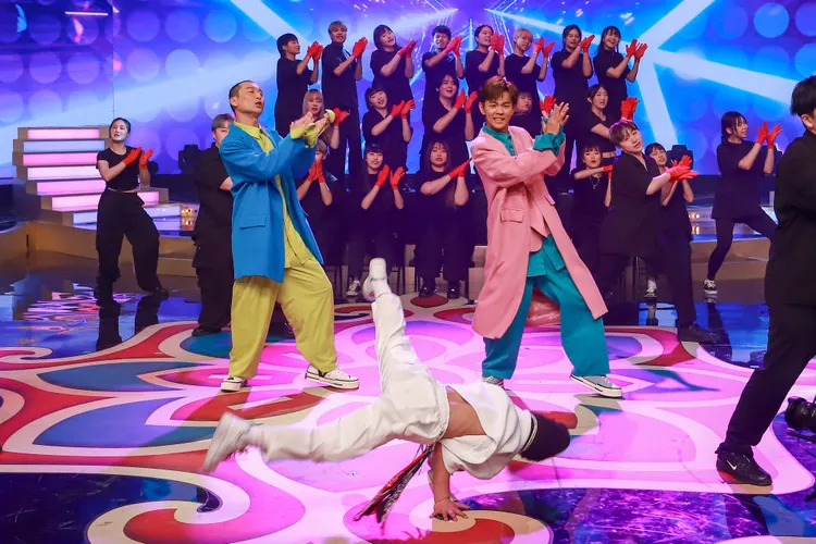 浩子（左）、NANA（前）、阿翔與崇右影藝科技大學同學等3組人馬一起帶來「蛇行飛舞，勢如破竹」的舞蹈表演。民視提供