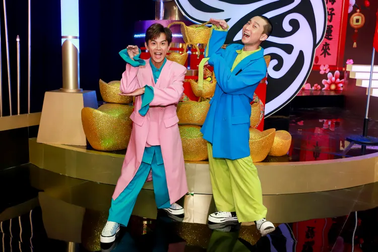阿翔（左）、浩子錄除夕特別節目。民視提供