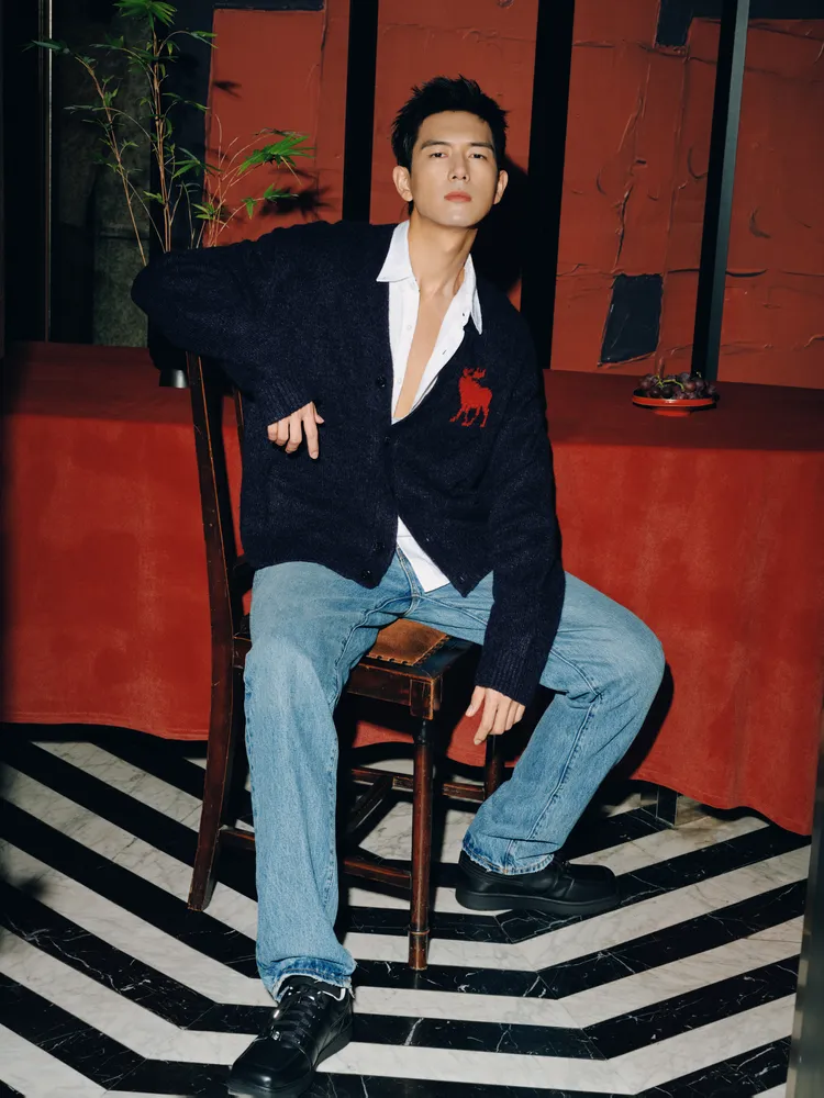 李現將白襯衫的3顆扣子解開展現「小心機」。品牌提供