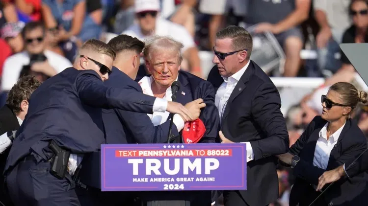 柯蘭（右2）保護川普有功仕途三級跳。美聯社