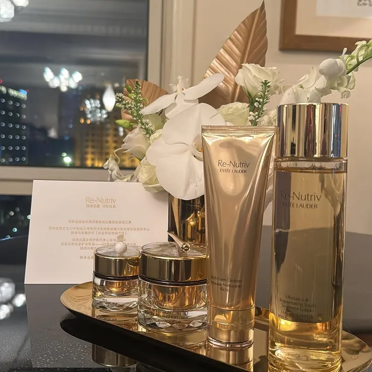 雅詩蘭黛在飯店送上保養品，讓半件行李都沒帶的舒淇，表示「還好還有雅詩蘭黛」。翻攝舒淇IG