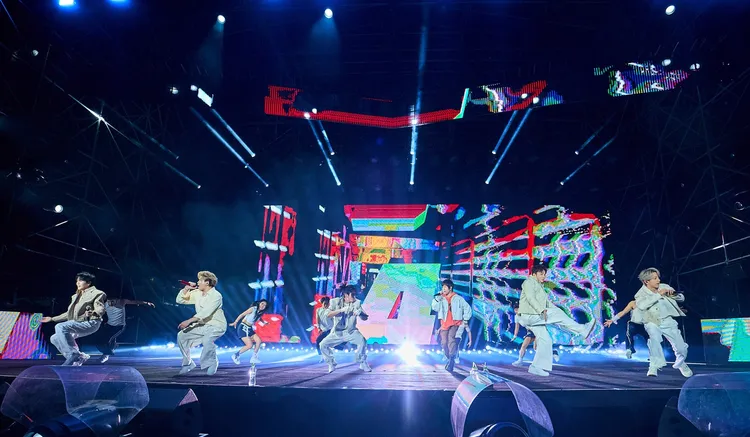 Energy與阿信（右三）合跳E16蹲。相信音樂提供