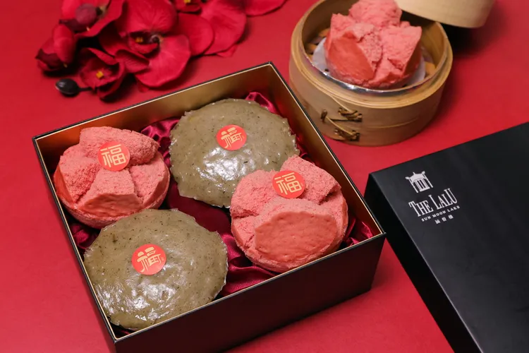 迎春開運禮盒傳統發糕與年糕，帶有「年年高升」與「發財發福」的意函，是送禮或自用的首選。業者提供