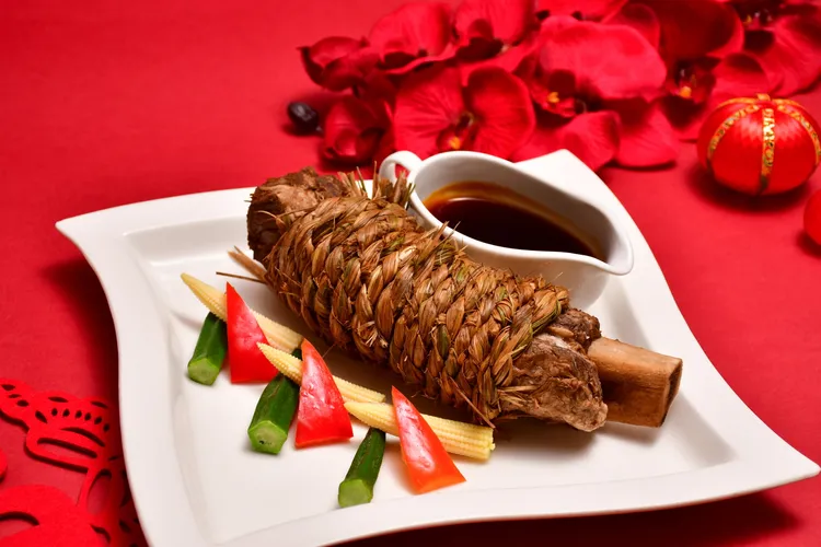 涵碧樓養生富貴年菜澎湃登場，以食材珍貴與養生為主題，為家庭團圓增添暖意。業者提供