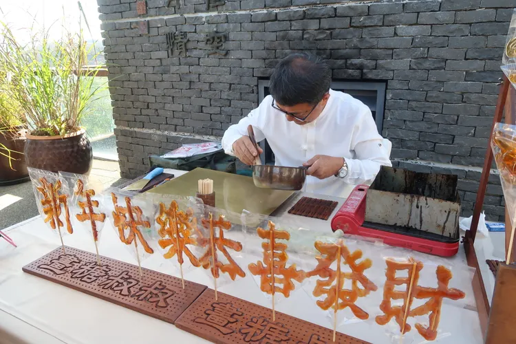 涵碧樓為住客精心規劃一系列寓教於樂的新春文化體驗活動「舞墨新春」、「開運捏麵人」、「賀歲畫糖」，增添節慶趣味，讓賓感受節慶氣氛之餘，將滿滿祝福帶回家。業者提供