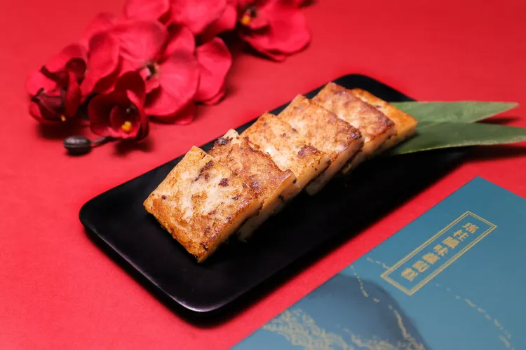 步步高升提袋組的蘿蔔糕與芋頭糕，寓意福氣與步步高升，濃郁中帶有傳統古早味，是春節餐桌上不可或缺的年味。業者提供