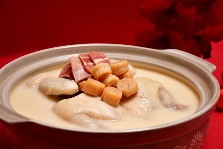 雪濃花膠極品鍋，溫潤甘醇、養顏美容又補身，為新年團圓宴席增添一份暖心幸福。業者提供