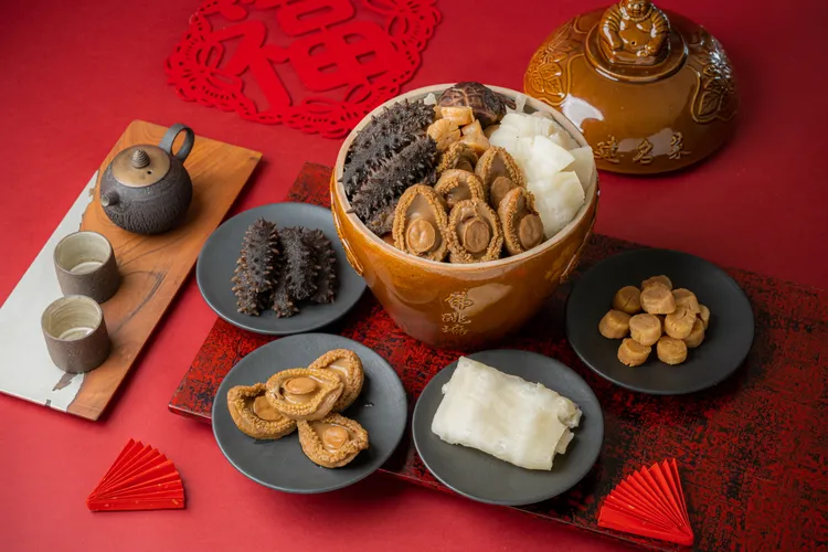 涵碧樓富貴養生年菜「聚春極品佛跳牆」，由主廚精選上等海味食材慢火熬製而成，湯頭濃郁、滋味層次豐富，象徵團圓與富貴。業者提供